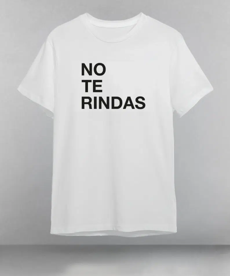 Camiseta blanca NO TE RINDAS