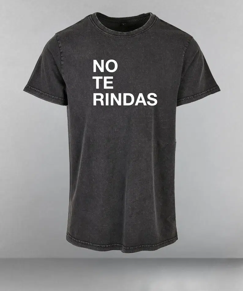 Camiseta negra efecto lavado NO TE RINDAS